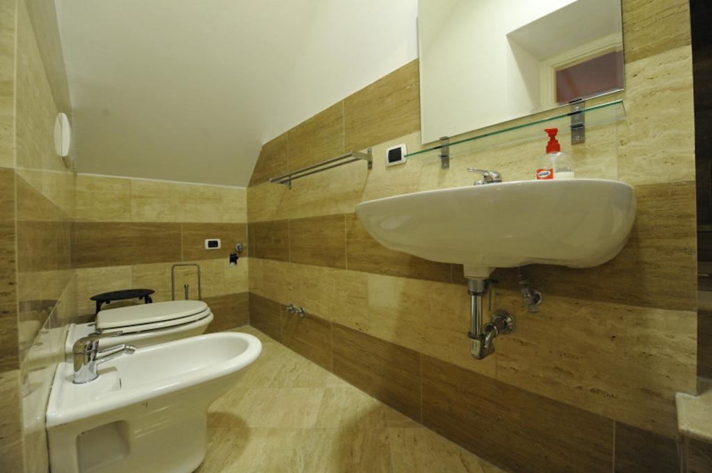 Hella Ibernesi 23 Fori Imperiali Inn, New Gestion! Roma Cameră foto
